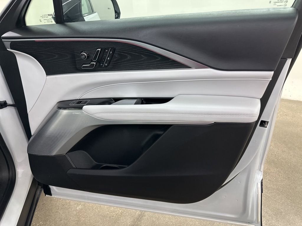 2025 Cadillac LYRIQ Luxury 2