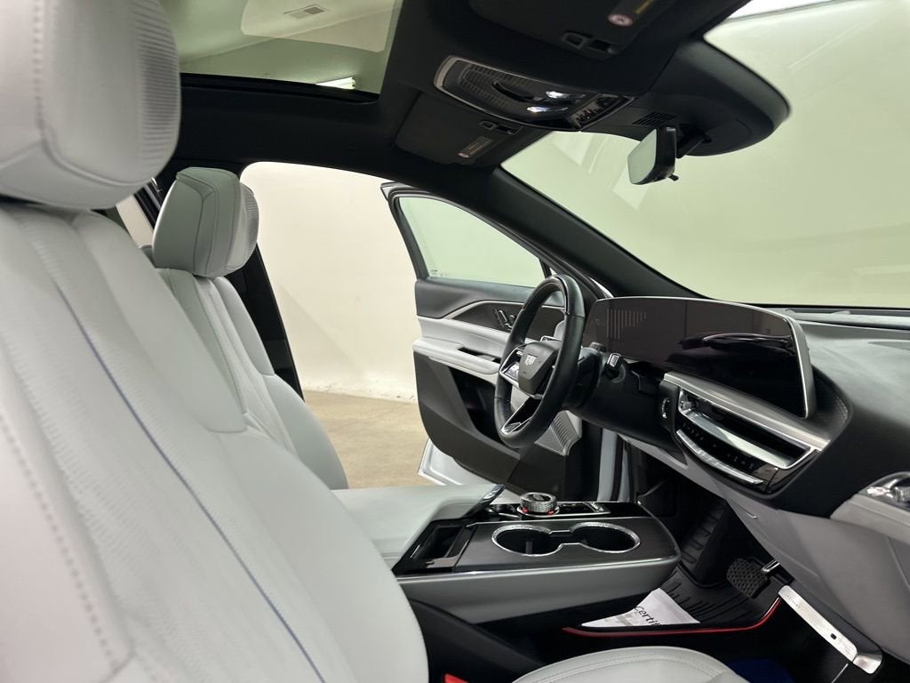 2025 Cadillac LYRIQ Luxury 2