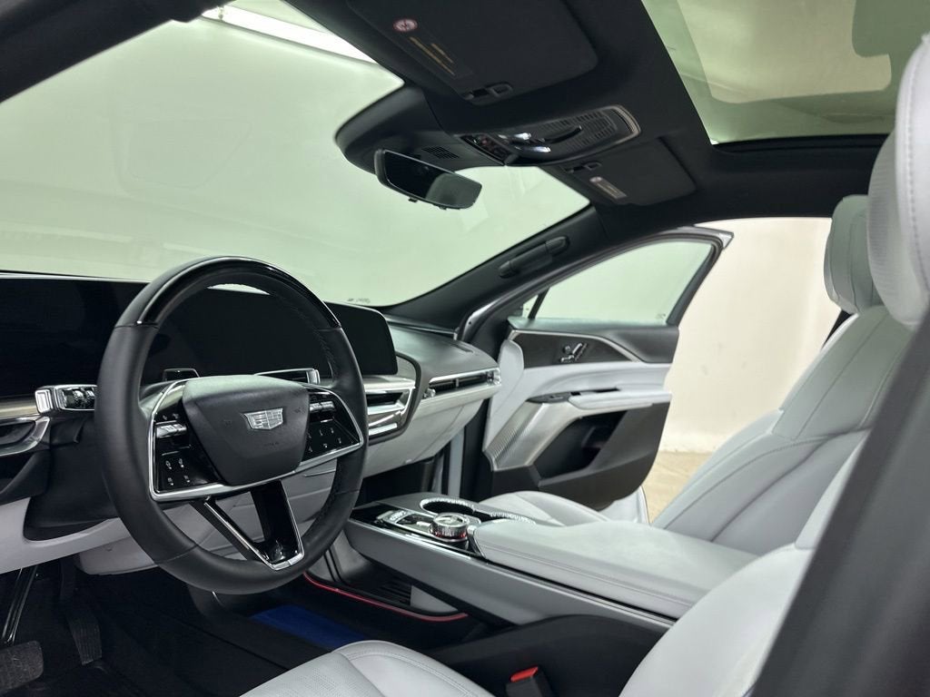 2025 Cadillac LYRIQ Luxury 2