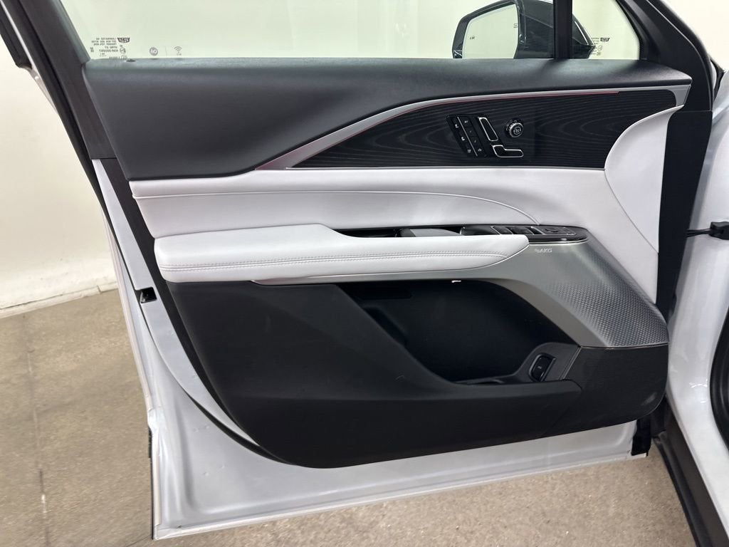 2025 Cadillac LYRIQ Luxury 2