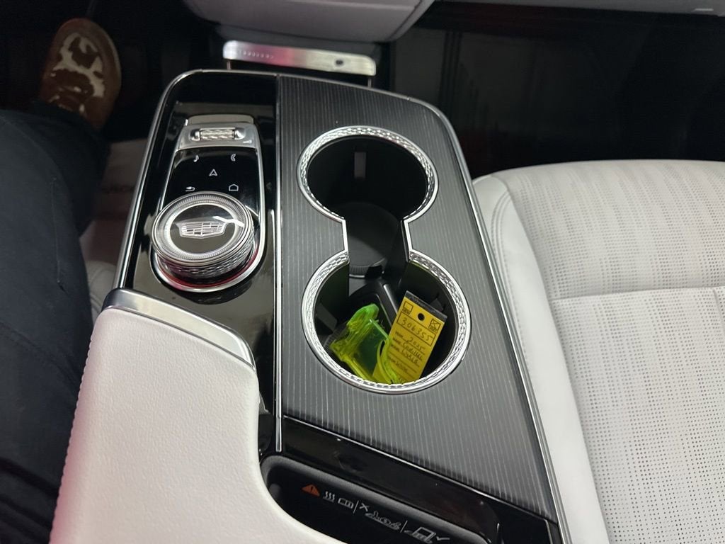 2025 Cadillac LYRIQ Luxury 2