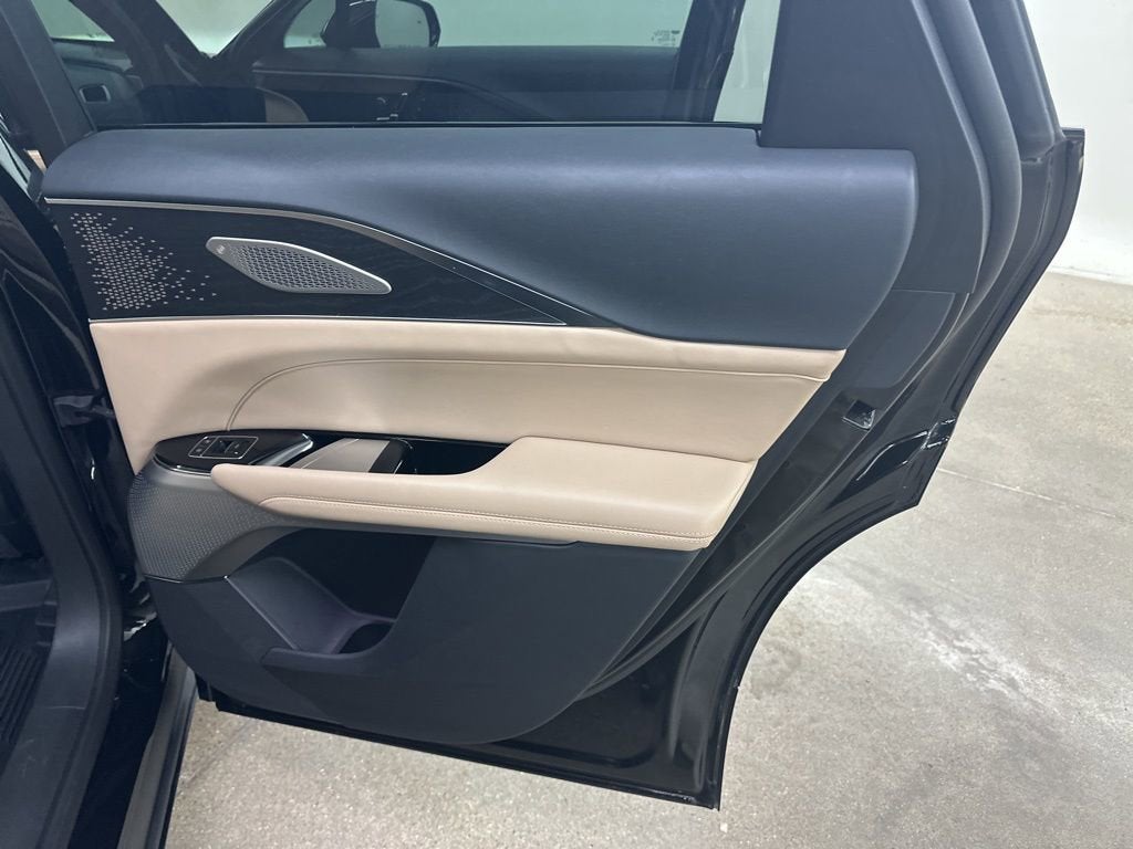 2025 Cadillac LYRIQ Luxury 3