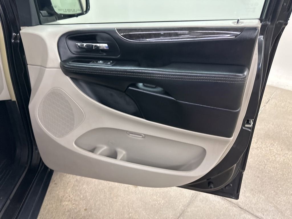 2016 Chrysler Town & Country Touring