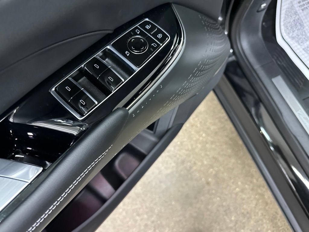 2024 Cadillac LYRIQ Luxury 1