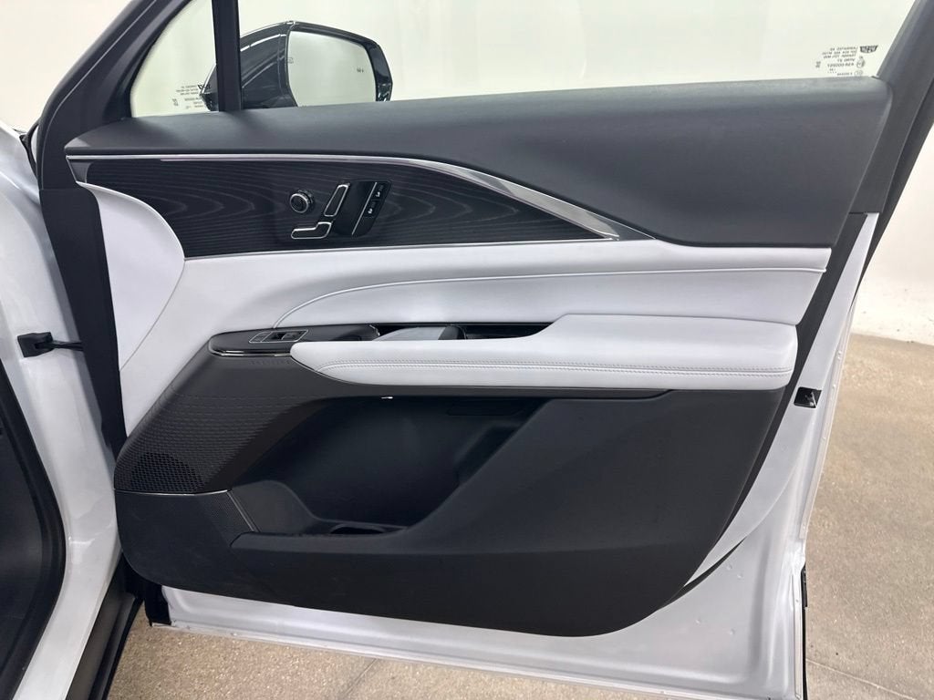 2024 Cadillac LYRIQ Luxury 1