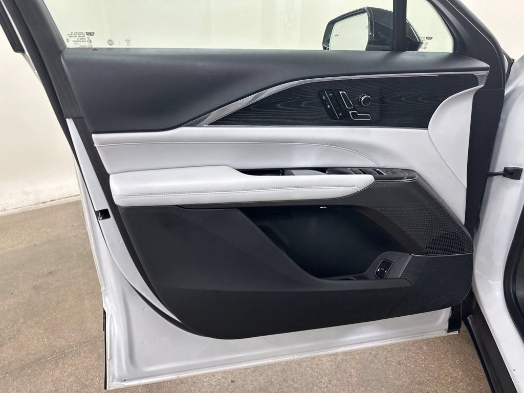 2024 Cadillac LYRIQ Luxury 1