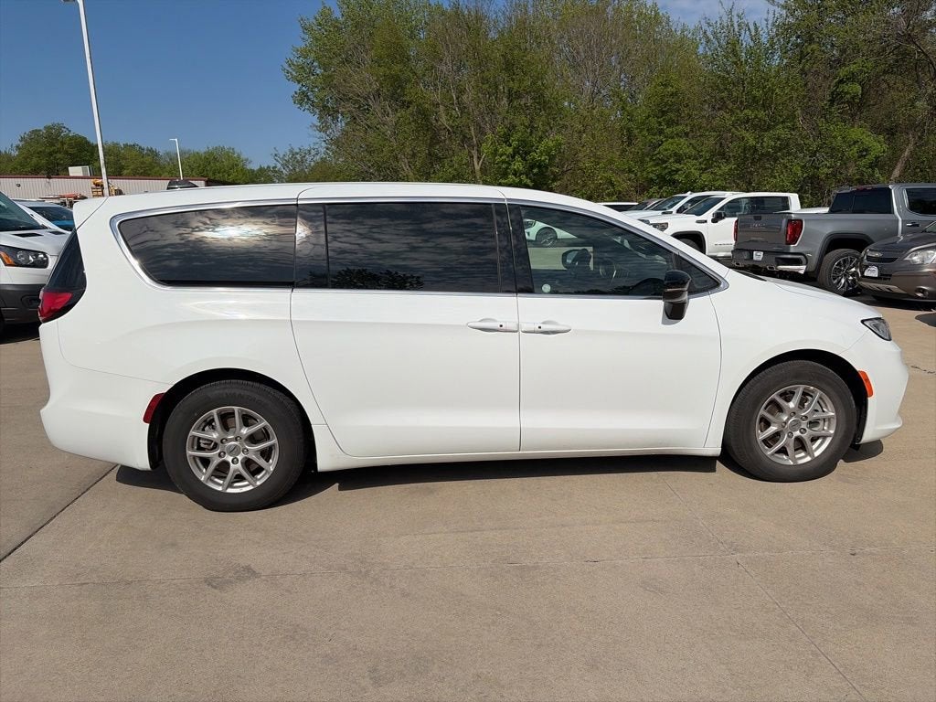 2025 Chrysler Pacifica Select