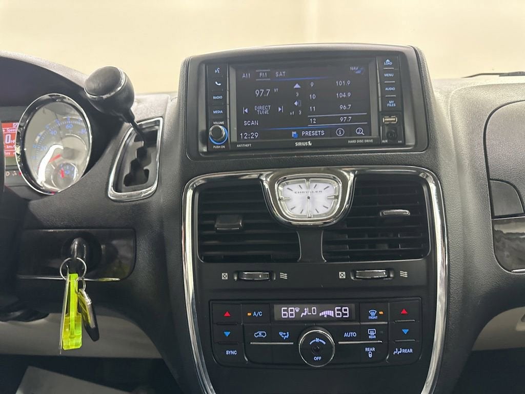 2016 Chrysler Town & Country Touring