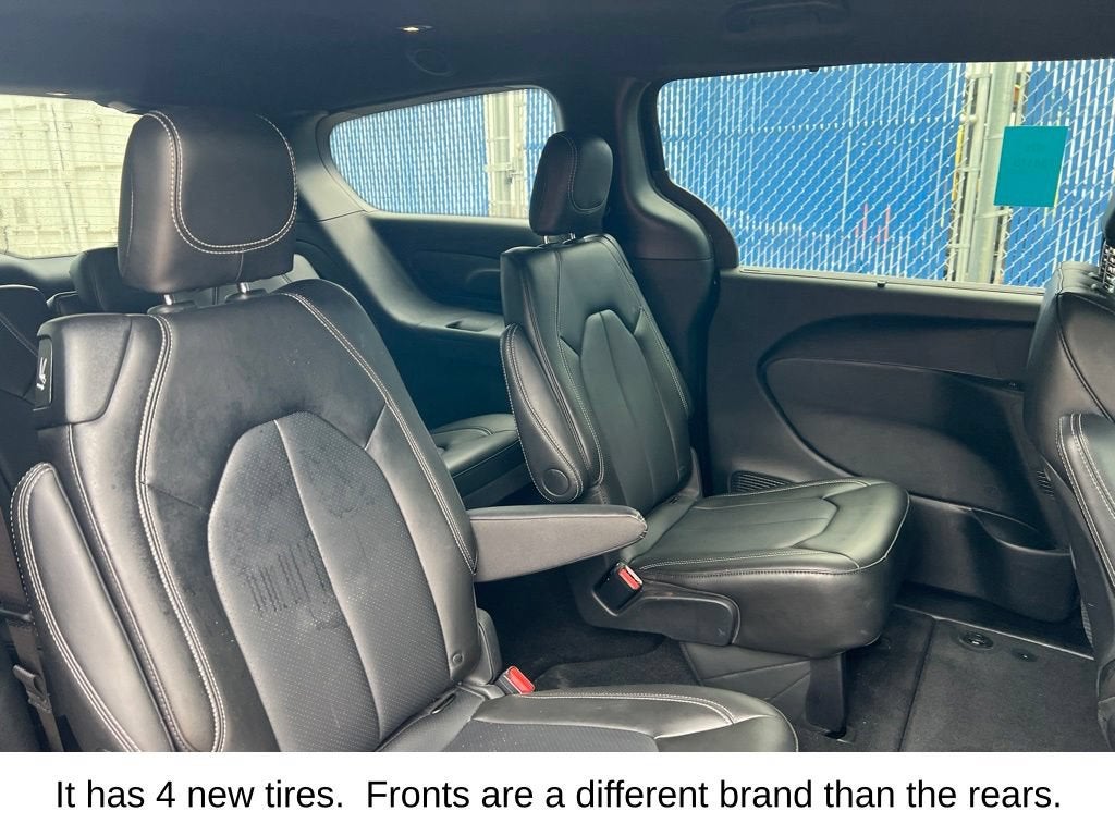 2025 Chrysler Pacifica Select